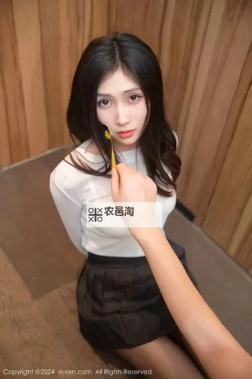 五房婷婷的成长之路:青春与梦想的精彩篇章图1