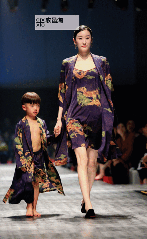 赵欣丝绸走秀展现东方古典之美图1