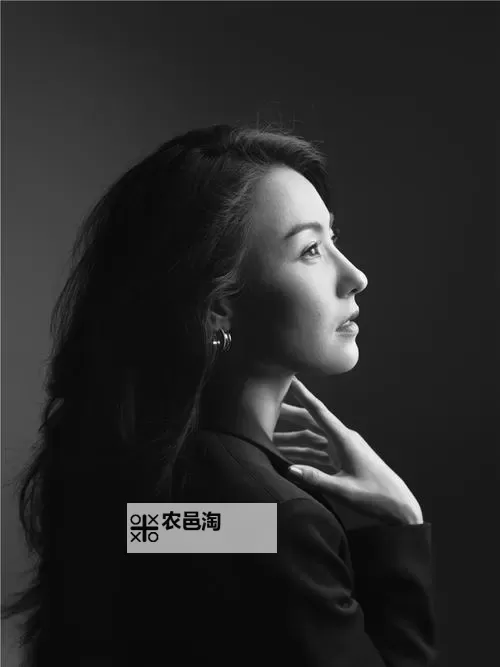 张柏芝优雅黑天鹅大片好美：天鹅之美与她的优雅瞬间完美融合图1