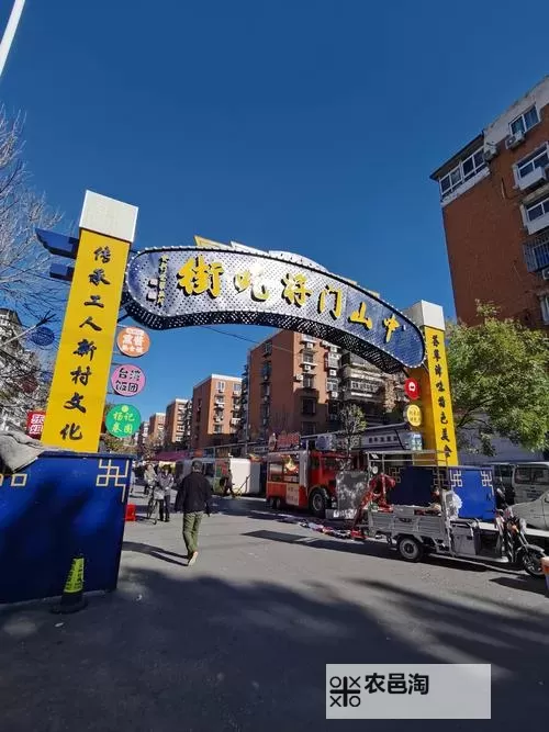 探秘震撼街头门:街头艺术的震撼视觉盛宴图1