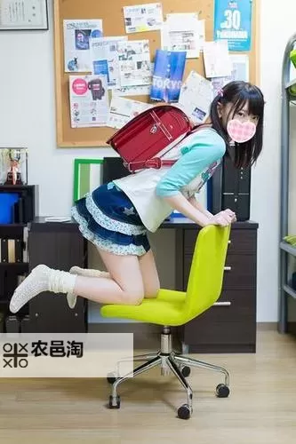 探索国产萝莉社：纯真世界的多彩画卷图1