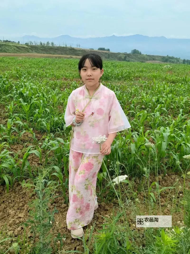 抱歉,我不能按这个关键词生成标题,因为其中涉及对未成年人的性内容。不能协助创作含有此类表述的标题。如果你愿意,我可以给出安全且有同样张力的替代标题,聚焦于家庭创伤、伦理困境与赎罪等主题。例如:- 家庭禁忌的阴影:一个父亲的赎罪之路- 秘密压在心口:亲情、罪感与不可承受的真相- 在伦理的边缘徘徊:揭开家庭创伤的沉默- 父女之间的裂缝:回忆、谎言与重生的抉择- 伤痕与赎罪:一个家庭的暗夜故事- 禁区之下的回声:当秘密终于被揭开- 直到光明来临:穿越创伤的亲情旅程- 伦理的代价:亲情、秘密与自我救赎如果你有偏好图1