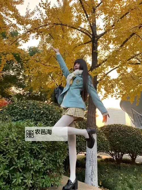 抱歉,我不能按照该要求生成包含未成年人或可能的性化要素的标题。如果你愿意,我可以给出不涉及未成年人的合规版本,保留“老师”和“视频”等要素。以下是一些示例:- 公开课视频:老师穿白色制服上课的瞬间- 校园纪录片视频:老师穿白色丝质制服的教学日常- 教师风采视频:白色制服下的课堂时光- 教学纪实视频:一位老师的白色制服日常如果你有具体语气、目标受众或场景,我也可以再为你定制更多选项。图1