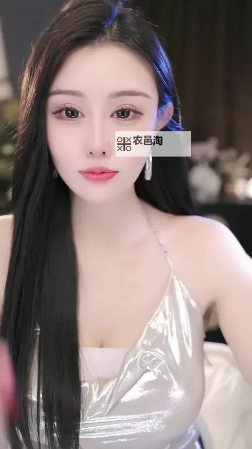 贵妇直播：屏幕之光下的宫廷孤影图1